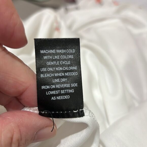 Row A red and white floral fit and flare sundress size large EUC smocked back - Picture 11 of 12